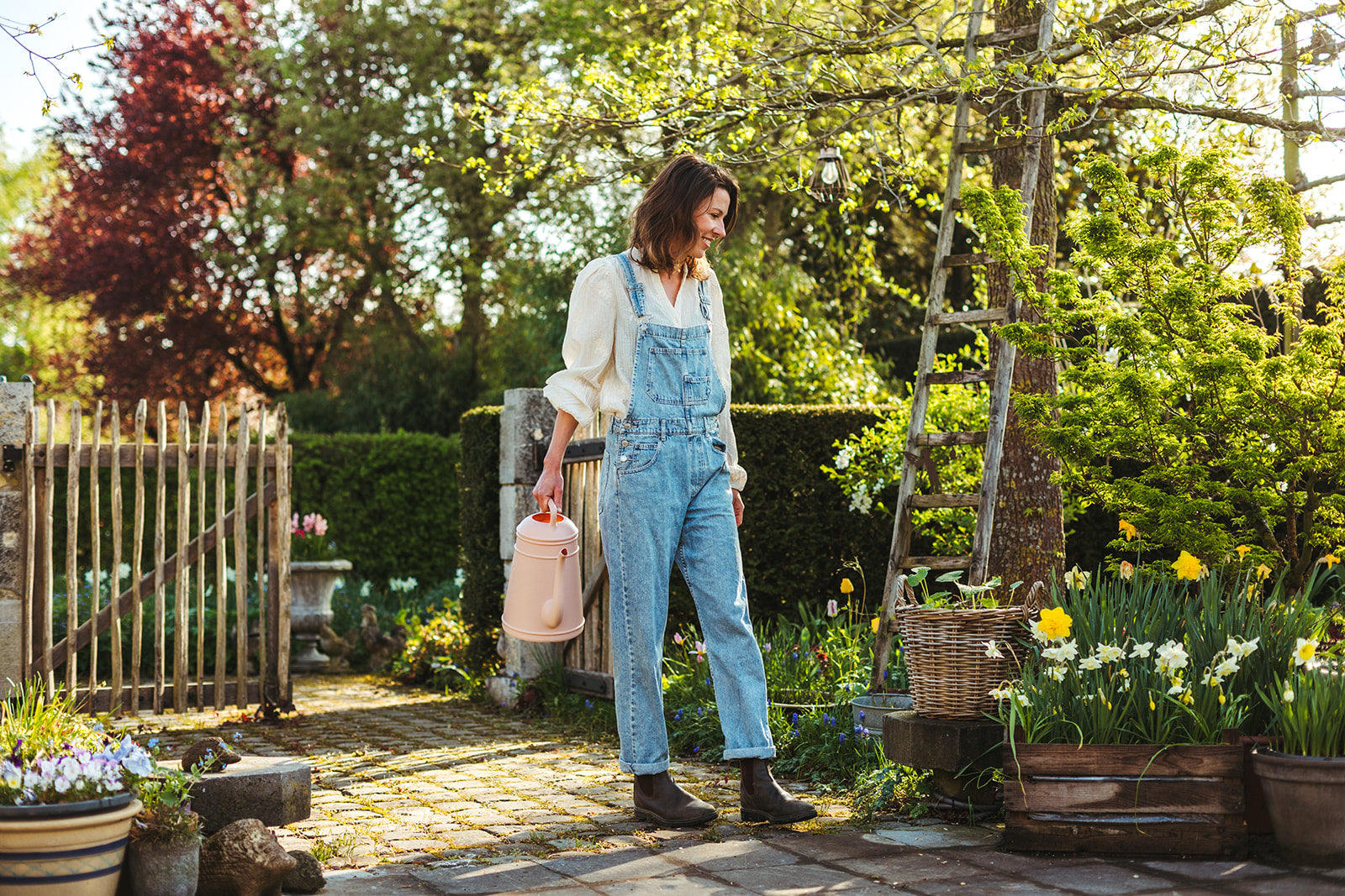 Isabeau van The Blooming Company in tuin met gieter
