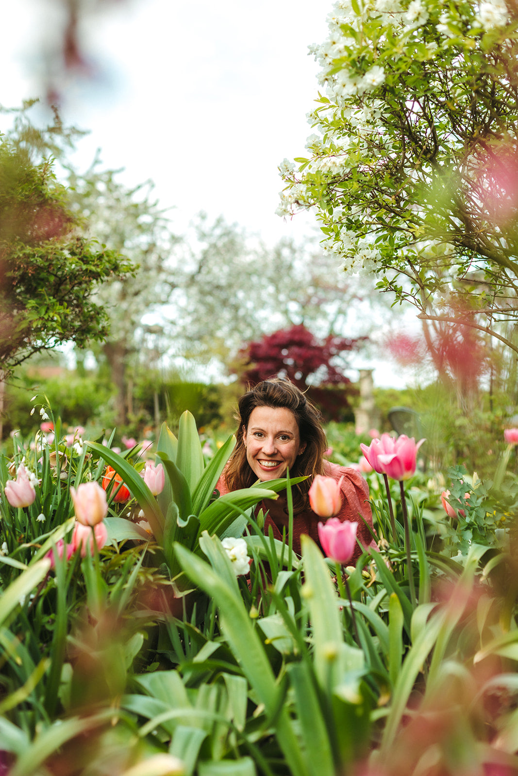 Isabeau van The Blooming Company in veld met bloemen
